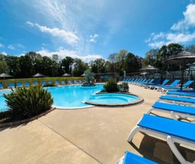 Piscine extérieure avec transats au camping Glenan01