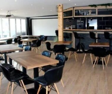 Salle commune avec tables bar et billard au camping Glenan01
