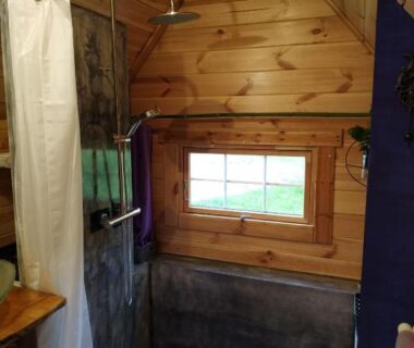 Salle de bain avec douche et fenêtre basse dans l'écolodge Graines de nature Ecolodges Insolites