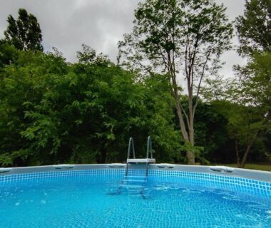 Piscine hors sol entourée d'arbres au camping Graines de nature – Ecolodges Insolites