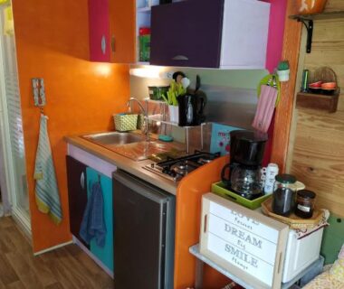 Intérieur kitchenette colorée dans l'écolodge Graines de nature Ecolodges Insolites