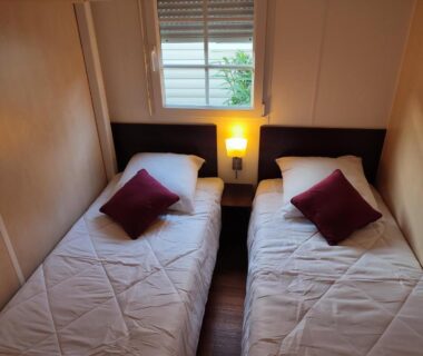 Chambre avec deux lits simples dans le Grand MOBIL HOME Spatieux 40m2 - 2 Ch