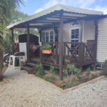 Terrasse en bois avec mobilier et plantes du Grand MOBIL HOME Spatieux 40m2 - 2 Ch