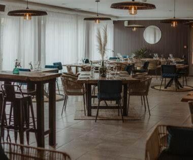 Salle à manger intérieure avec tables et chaises dans le Grand MOBIL HOME Spatieux 40m2 - 2 Ch