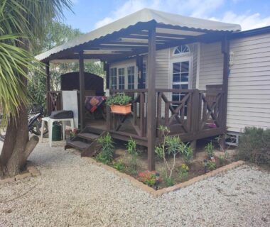 Terrasse en bois avec mobilier et plantes du Grand MOBIL HOME Spatieux 40m2 - 2 Ch