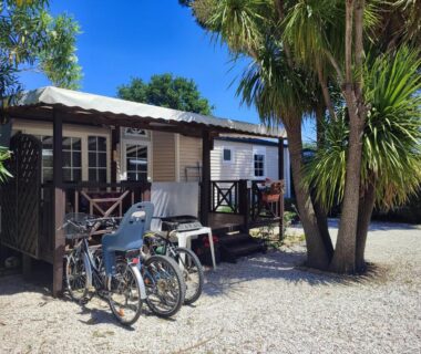 Devant le mobil home avec vélos et terrasse du Grand MOBIL HOME Spatieux 40m2 2 Ch