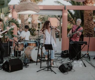 Scène extérieure avec chanteuse et musiciens au Grand MOBIL HOME Spatieux 40m2 - 2 Ch
