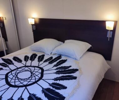 Chambre avec lit double et lampes dans le Grand MOBIL HOME Spatieux 40m2 - 2 Ch