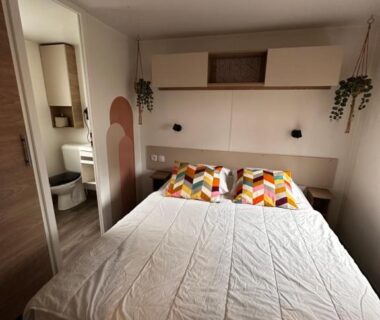 Chambre avec grand lit dans le Grand Mobil Home Tout Confort du Camping Les Oyats