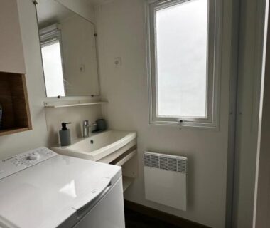 Salle d'eau avec lave-linge et lavabo dans le Grand Mobil Home Tout Confort pour 6 personnes Camping Les Oyats