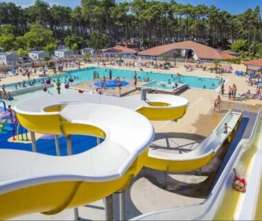 Espace aquatique avec grands toboggans et bassin au Grand Mobil Home Tout Confort pour 6 personnes du Camping Les Oyats