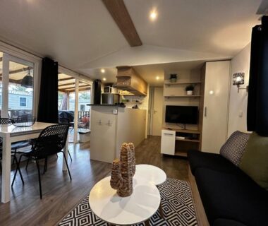 Intérieur séjour avec cuisine et terrasse du Grand Mobil Home Tout Confort pour 6 personnes au Camping Les Oyats