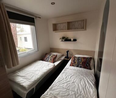 Chambre avec deux lits simples dans le Grand Mobil Home Tout Confort pour 6 personnes Camping Les Oyats 4 étoiles