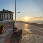 Promenade en bord de mer avec bancs au lever du soleil au Grand MobilHome