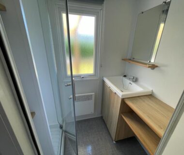 Salle d'eau avec douche et lavabo dans le Grand MobilHome