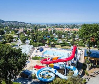 Piscine avec toboggans et vue sur la mer au Grand MobilHome