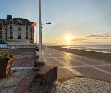Promenade en bord de mer avec bancs au lever du soleil au Grand MobilHome