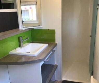 Salle d'eau avec lavabo et douche dans le Grand Mobile home Taos 2 chambres