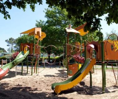 Aire de jeux avec toboggans au Grand Mobile home Taos 2 chambres 2 Salles d'eau Terrasse XXL couverte et fermée