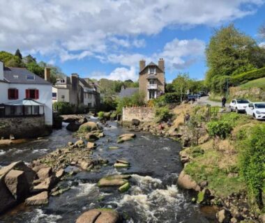 Rivière et maisons de village en Bretagne au Grand mobile home Taos 2 chambres terrasse XXL couverte et fermée