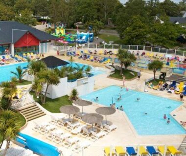 Piscine extérieure avec transats du Grand Mobile home Taos 2 chambres 2 Salles d’eau Terrasse XXL couverte et fermée