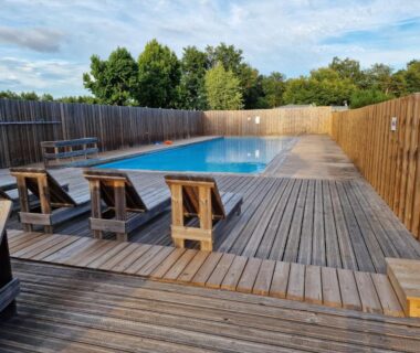 Piscine et terrasse en bois au Grand Mobile home dans camping