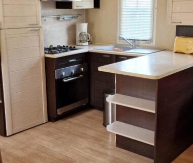 Cuisine équipée dans le Grand Mobile home dans camping