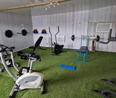 Salle de sport avec vélos et appareils de musculation dans le Grand Mobile home dans camping