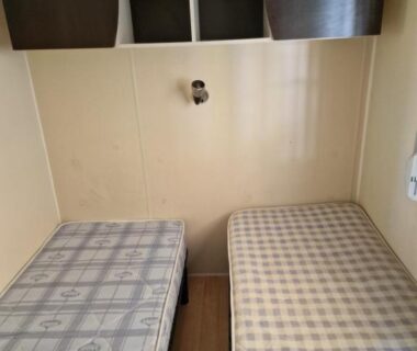 Chambre avec deux lits et rangements dans le Grand Mobile home dans camping