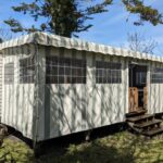 Extérieur avec véranda couverte et escalier du Grand mobil-home n°604 3ch tout confort au calme