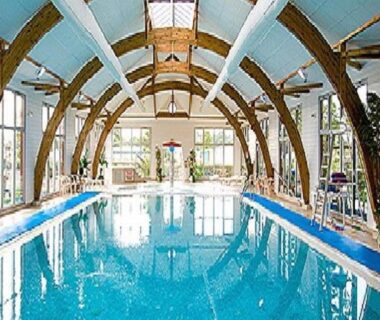Piscine couverte intérieure avec voûtes en bois au Grand mobil-home n°604 3ch tout confort au calme