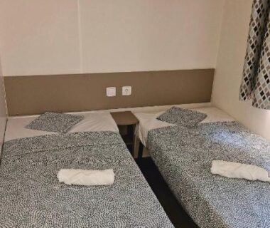 Chambre avec deux lits simples dans le Grand mobil-home n°604 3ch tout confort au calme