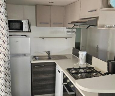 Cuisine équipée dans le grand mobil-home n°604 3ch tout confort au calme