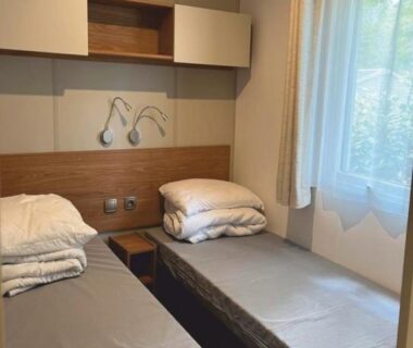 Chambre avec deux lits simples et rangement dans le Grand mobile-home 45M2 au calme et au bord de mer