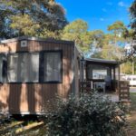 Façade et terrasse ombragée du Grand mobile-home 45M2 au calme et au bord de mer