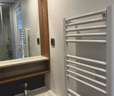 Salle de bain avec sèche-serviettes et lavabo dans le Grand mobile-home 45M2 au calme et au bord de mer