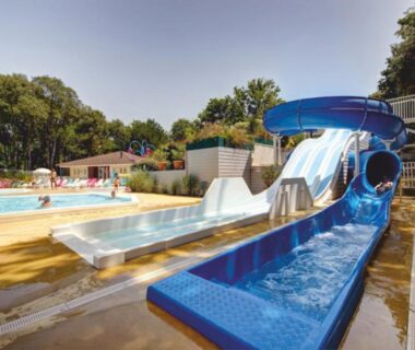 Espace aquatique avec toboggans et piscine au camping Grand mobile-home 45M2 au calme et au bord de mer