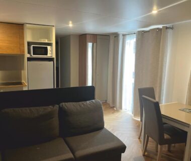 Intérieur salon et kitchenette dans le Grand mobile-home 45M2 au calme et au bord de mer