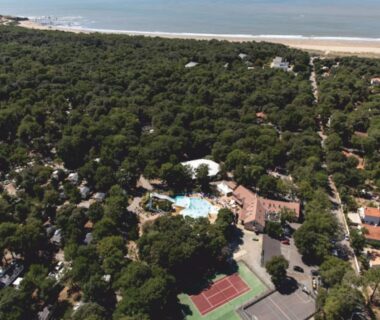 Piscine entourée de pins près de la plage au Grand mobile-home 45M2 au calme et au bord de mer