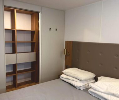 Chambre avec lit et rangement dans le Grand mobile-home 45M2 au calme et au bord de mer