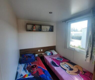 Chambre avec deux lits enfants dans le Grand mobilhome spacieux 8 places Fréjus avec piscine payante