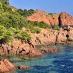 Côte rocheuse et mer turquoise près de Fréjus au Grand mobilhome spacieux 8 places Fréjus avec piscine payante