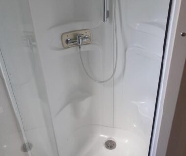 Cabine de douche dans le grand mobilhome spacieux 8 places Fréjus
