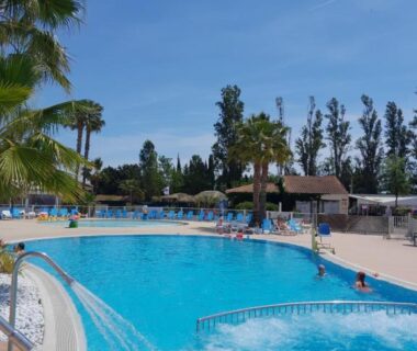Piscine extérieure avec jets et transats du Grand mobilhome spacieux 8 places Fréjus avec piscine payante