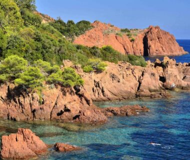 Côte rocheuse et mer turquoise près de Fréjus au Grand mobilhome spacieux 8 places Fréjus avec piscine payante