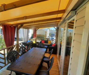 Terrasse couverte avec table et chaises du Grand mobilhome spacieux 8 places Fréjus avec piscine payante