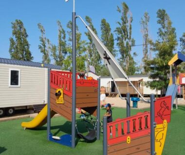 Aire de jeux avec structure bateau et toboggan au Grand mobilhome spacieux 8 places Fréjus avec piscine payante
