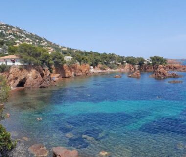 Côte rocheuse et eau turquoise à Fréjus au Grand mobilhome spacieux 8 places Fréjus avec piscine payante
