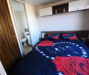 Chambre avec lit double et placard dans le Grand mobilhome spacieux 8 places Fréjus avec piscine payante