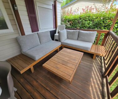 Terrasse avec canapé et table basse du Grands mobil-homes 4 chambres clim-parking privées possibilité d’accueil jusqu’à 20 voyageurs-Siblu